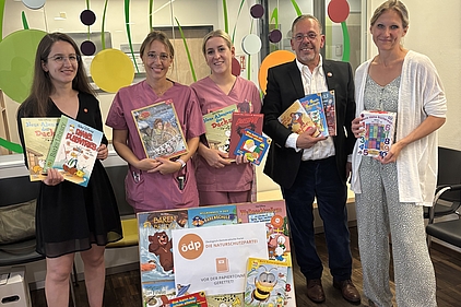 Bücherspende der ÖDP an der Kinderklinik Koblenz